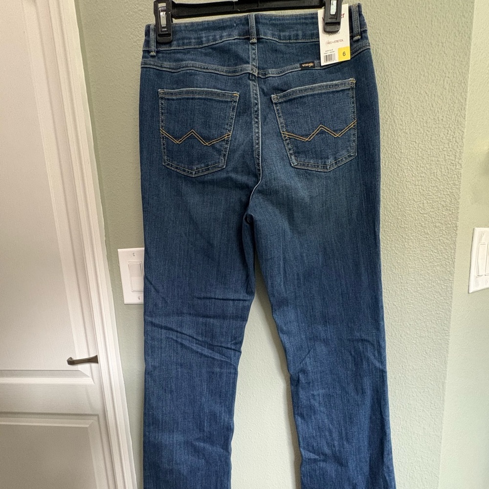 NWT Women’s Wrangler Jeans - Picture 2 of 5